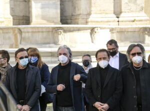 Commozione palpabile a piazza del Popolo per l’ultimo saluto del batterista