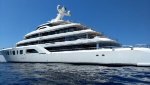 Pagati 4 euro l’ora (e picchiati) per lavorare a yacht di lusso