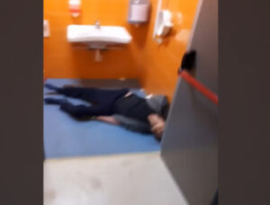 Sospetto Covid muore nel bagno del pronto soccorso, e girano il video