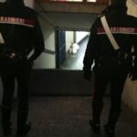Si nasconde dentro al frigo per sfuggire all'arresto