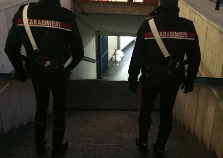 Si nasconde dentro al frigo per sfuggire all’arresto