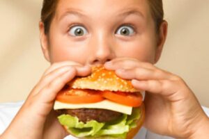 Obesità infantile: in Italia un bimbo su 3 è sovrappeso o obeso