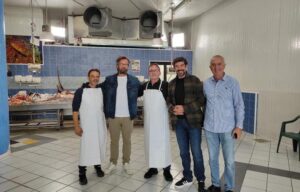 Cracco e Favino in pescheria in Sicilia per un talent show