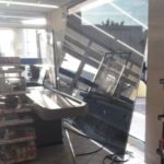 Capra si riflette su una vetrina supermercato e la sfonda