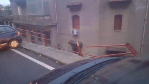 Rischia di precipitare con l'auto, tragedia sfiorata a Modica