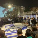 Cori, striscioni e fuochi d’artificio anche a Buenos Aires, nel pomeriggio la camera ardente