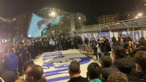 Cori, striscioni e fuochi d’artificio anche a Buenos Aires, nel pomeriggio la camera ardente