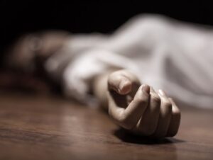 La giovane di 34 anni finita a coltellate, il coetaneo si costituisce alla polizia
