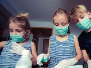 Confermato l'obbligo di mascherina per i bambini sopra i 6 anni