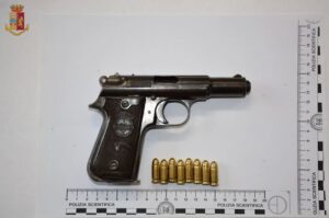 La pistola e i proiettili sequestrati, ritrovati dagli investigatori sul pavimento del camper