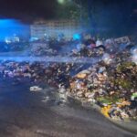 Emergenza a Palermo, roghi rifiuti e pietre contro pompieri