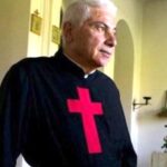 Fratel Leonardo cosparso di alcol e dato alle fiamme