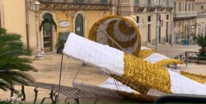 Lo spelacchio di Ragusa abbattuto dal vento