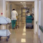 L’agghiacciante scoperta del corpo esanime sul pavimento, e la telefonata al figlio a notte fonda