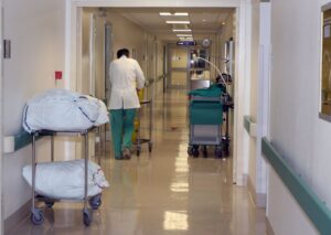 L’agghiacciante scoperta del corpo esanime sul pavimento, e la telefonata al figlio a notte fonda