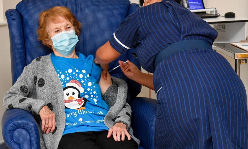 Margaret Keenan, la prima persona a ricevere il vaccino anti Covid in Europa
