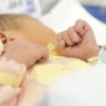 Mamma positiva partorisce bimbo sano e muore