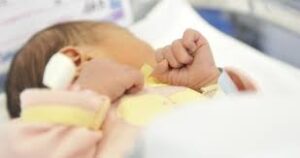 Mamma positiva partorisce bimbo sano e muore