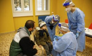 V-day in arrivo, ma non ci sono dosi per tutti: le tappe della vaccinazione