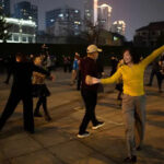 Intanto a Wuhan dov’è iniziato tutto, se la spassano in feste e locali FOTO