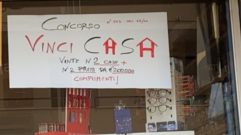 Modica, gioca due schedine e vince due case