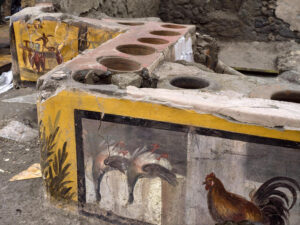 Pompei, intatto il chiosco del cibo: "Nelle pentole c’è la paella" FOTO