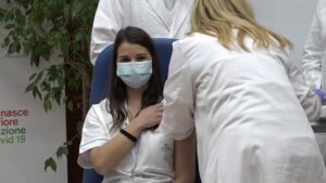 Claudia Alivernini, la 28enne infermiera romana prima a ricevere il vaccino in Italia