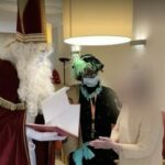 Una immagine del volontario belga travestito da Santa Claus, tra gli anziani ricoverati