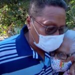 Perde il portafoglio, ma ritrova la mamma 90enne dopo 51 anni VIDEO