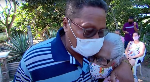 Perde il portafoglio, ma ritrova la mamma 90enne dopo 51 anni VIDEO