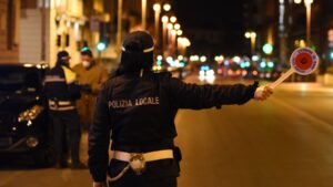 Più polizia e carabinieri in strada contro feste e veglioni, 30 milioni di controlli da marzo