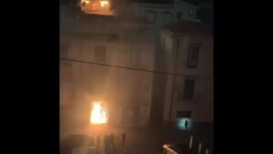 Salvi per miracolo madre, padre e figlio: la palazzina completamente distrutta dall'incendio