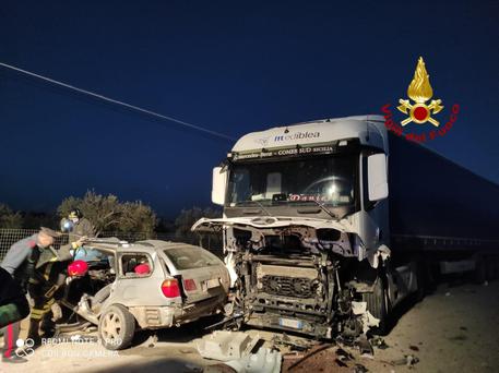 Incidenti stradali: scontro auto-Tir, morti tre braccianti