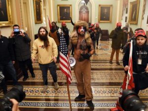 Fan di Trump fanno irruzione a Congresso, sospesa proclamazione di Biden