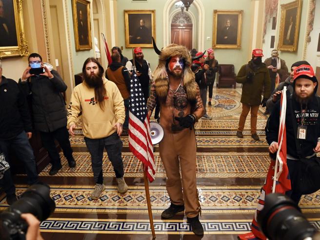 Fan di Trump fanno irruzione a Congresso, sospesa proclamazione di Biden