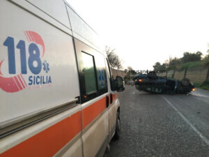 Cappotta auto sulla Ispica-Pachino