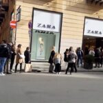 Scattano i saldi, ed è subito shopping: la coda di clienti in fila ieri da Zara, in via Ruggero Settimo, a Palermo