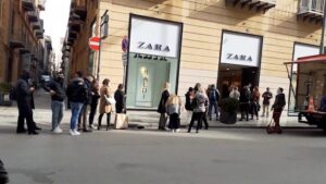 Scattano i saldi, ed è subito shopping: la coda di clienti in fila ieri da Zara, in via Ruggero Settimo, a Palermo