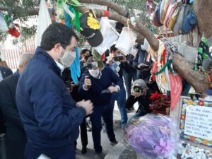 Salvini con mascherina immagine Borsellino in via D'Amelio