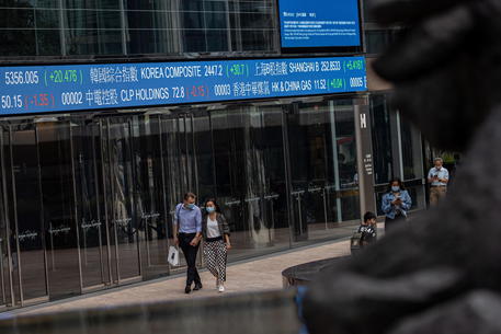 Borsa: Hong Kong positiva, a +0,45%