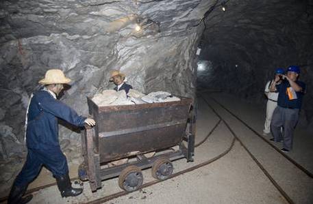 Cina: 22 minatori intrappolati da due giorni nello Shandong