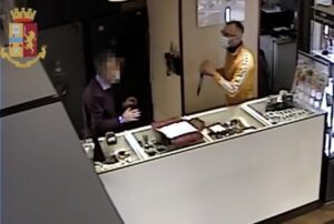 Evade dai domiciliari e rapina gioielleria, arrestato
