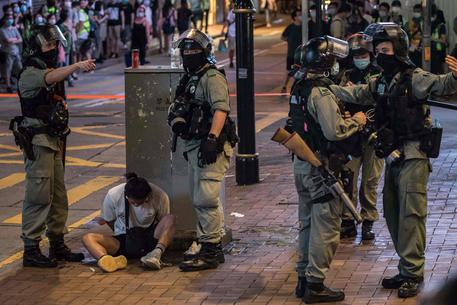 Hong Kong: nuova retata polizia, arrestati 11 attivisti