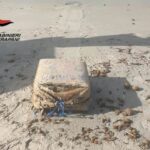 Droga: Cc trovano 40 chili di hashish su spiaggia di Marsala