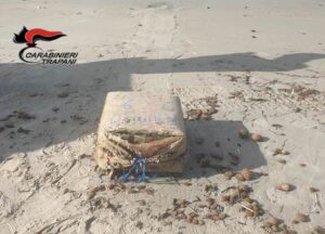 Droga: Cc trovano 40 chili di hashish su spiaggia di Marsala