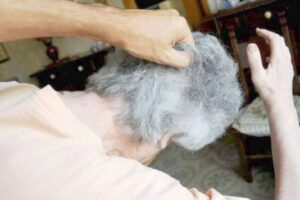 Strangola la moglie 90enne malata di Alzheimer e chiama la figlia