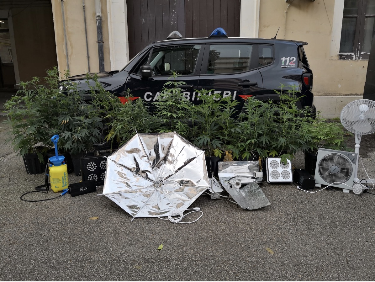 Coltivavano marijuana nella casa al mare, arrestati due giovani ragusani