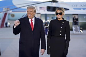 Melania, addio da First Lady con borsa Hermes da 70 mila $