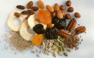 Frutta secca o frutta fresca, qual è la migliore? scopriamo le differenze