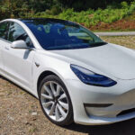 La Tesla abbassa il prezzo della Model 3 a 38 mila euro e spacca il mercato